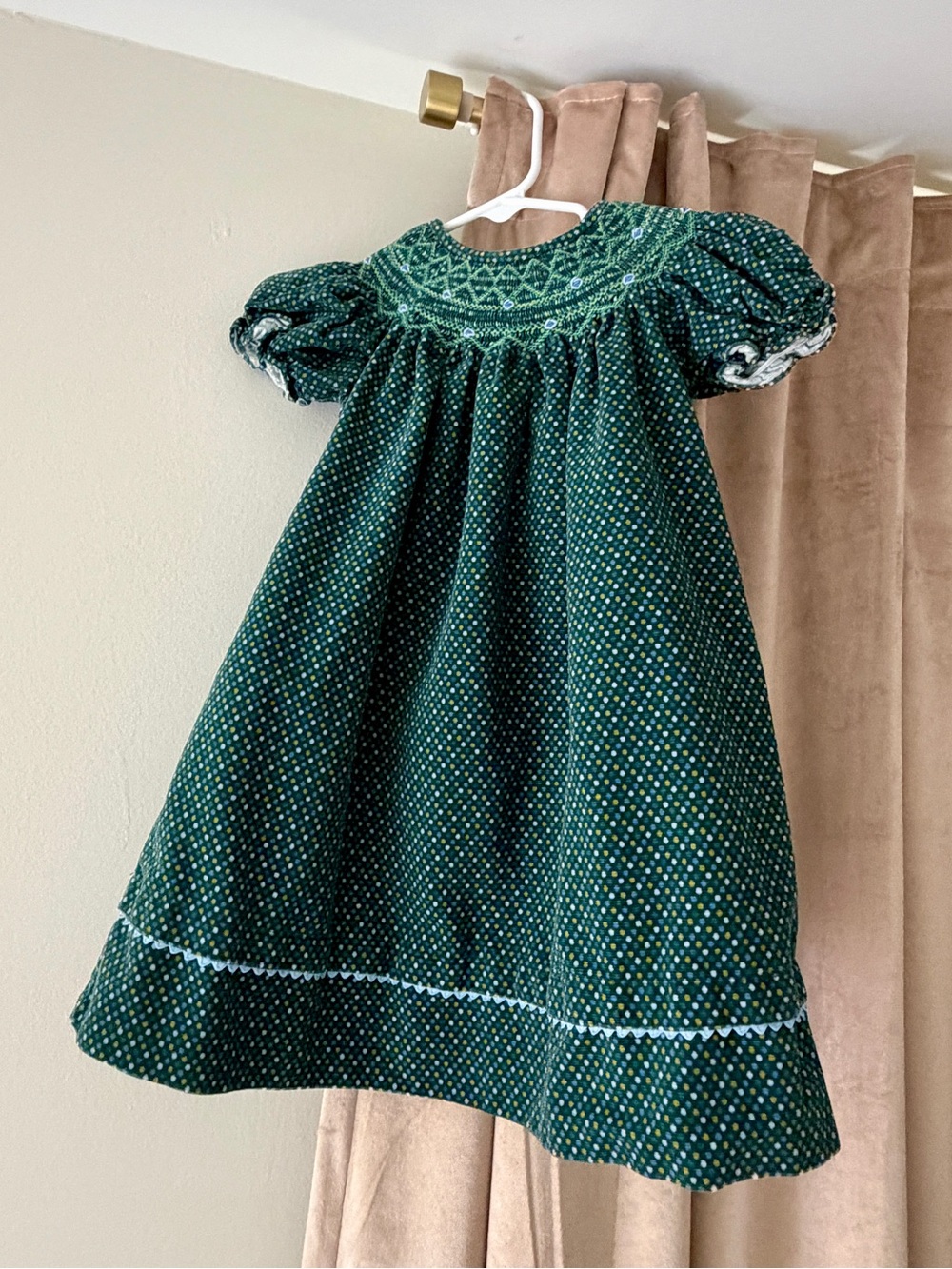 Hand-Smocked Green Dot Girls' Dress with Puff Sleeves